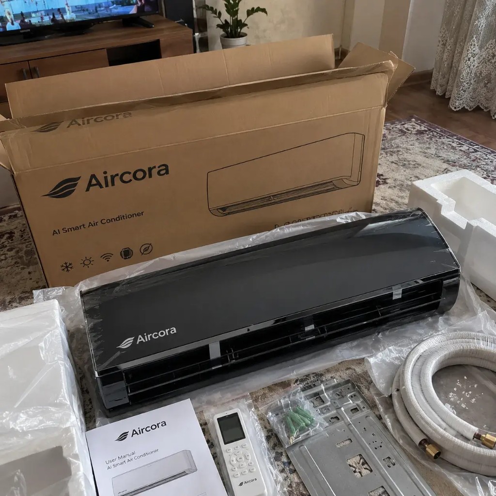 Kit completo Aircora disimballato con unità, telecomando, manuale e accessori di montaggio